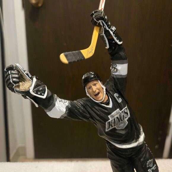 Wayne Gretzky McFarlane NHL Legends Figure & Hockey Hall of Fame Puck Set - Picture 3 of 6